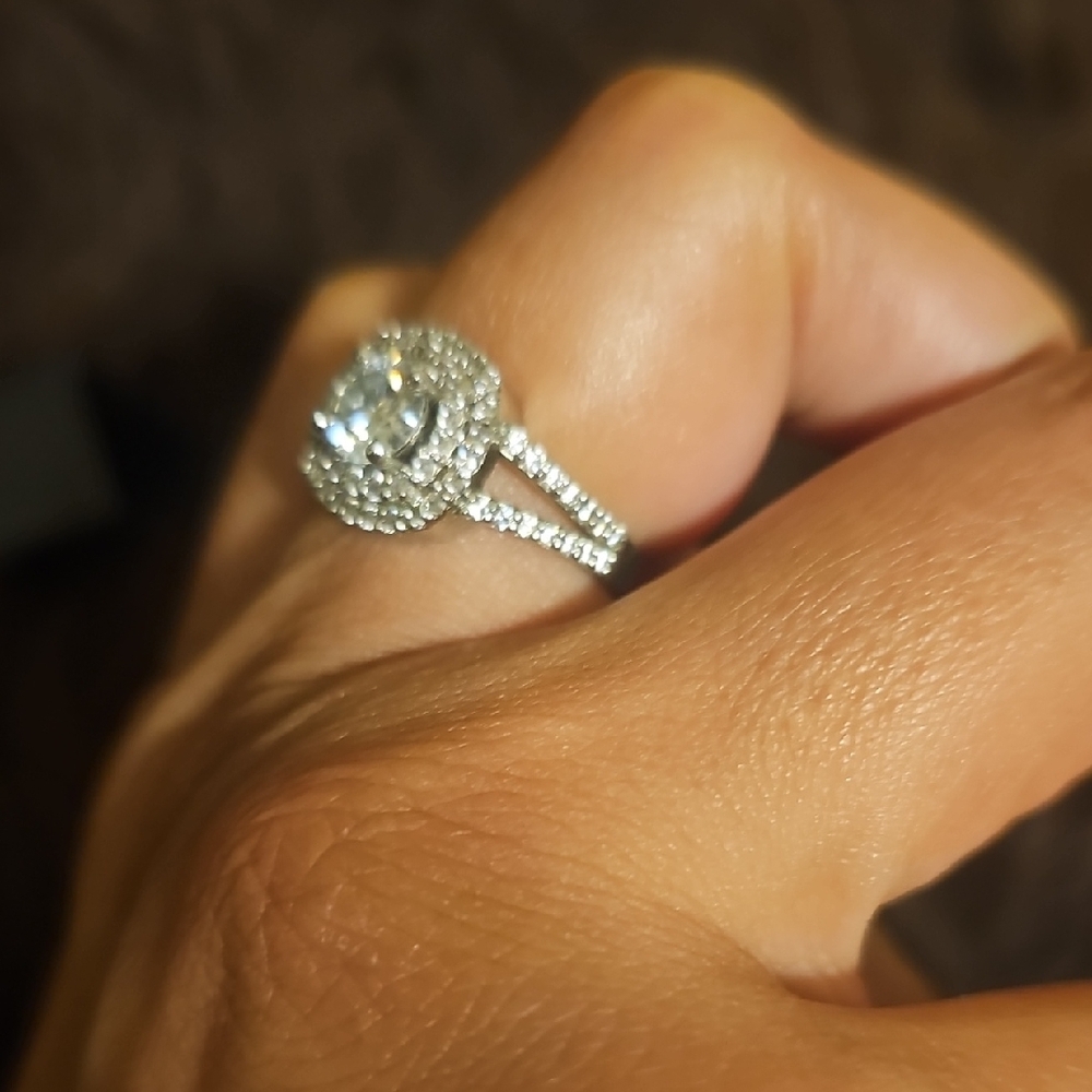 Elegant Silver Diamond Ring - Picture 3 of 5